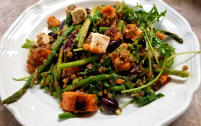 Ensalada de lentejas con camote y espárragos