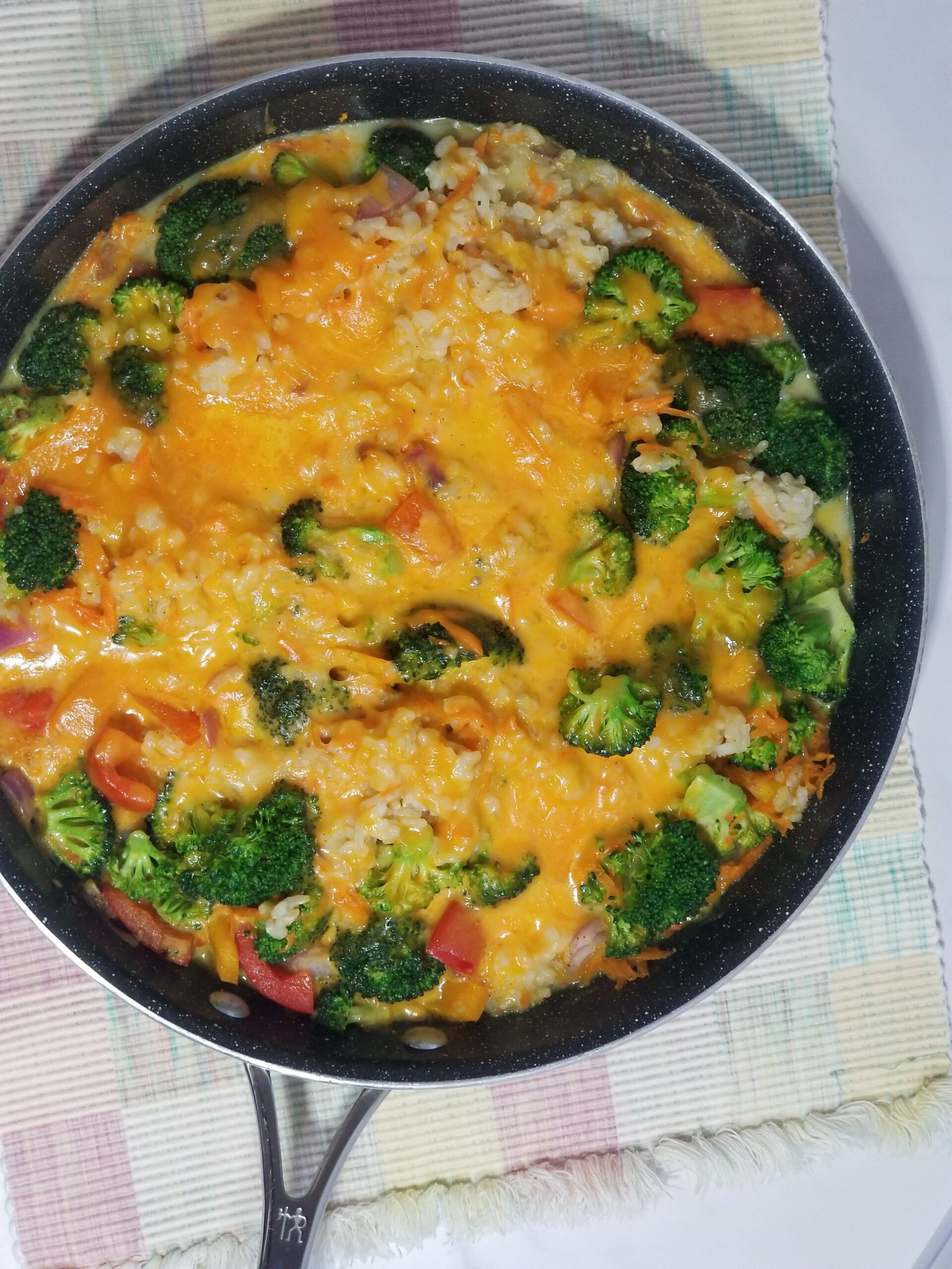 Cacerola de arroz integral con queso cheddar y verduras acompañando de fajitas de pollo al coco